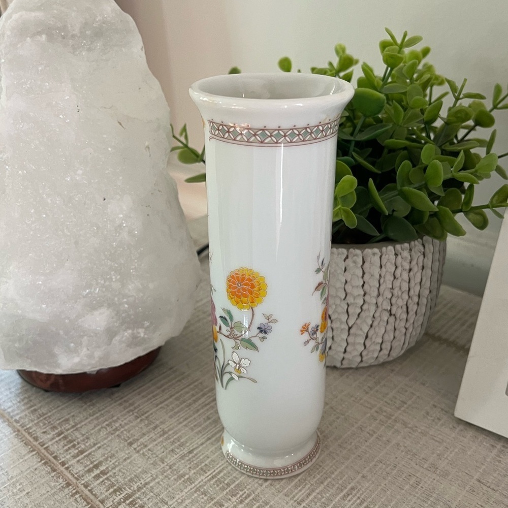 Trina Floral White Porcelain Vase Made in Japan - Picture 7 of 15
